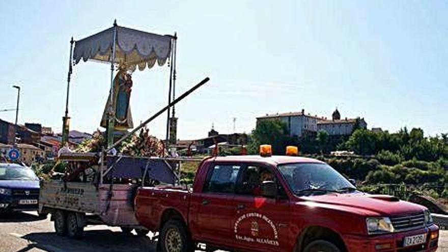 La Virgen de la Salud, a remolque de un vehículo contra incendios.