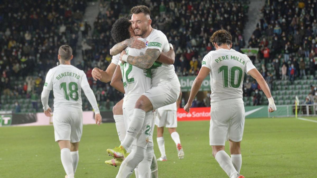 Mojica abraza a Josan tras el gol del crevillentino, que anotó el 3-1 y sentenciaba la victoria contra el Cádiz.  | MATÍAS SEGARRA