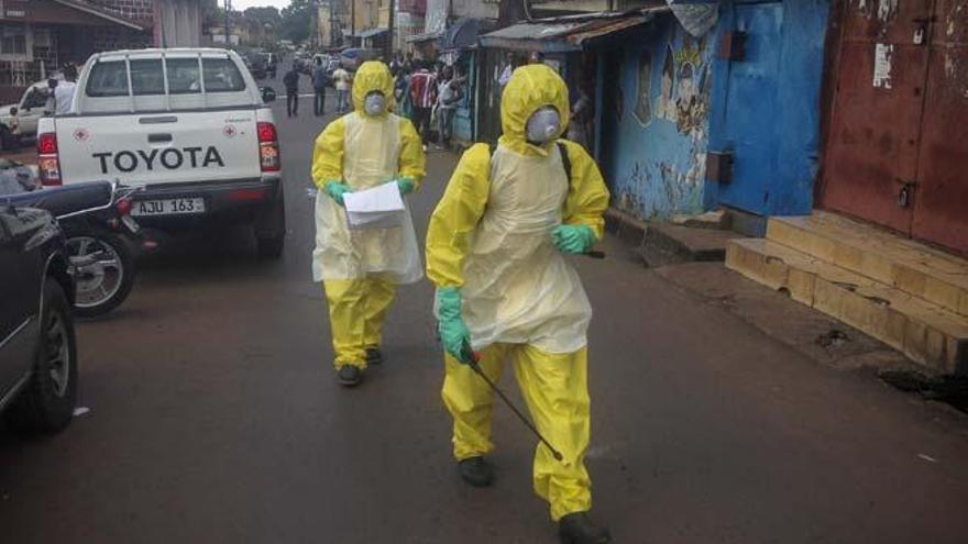 Personal sanitario en una calle de Sierra Leona.