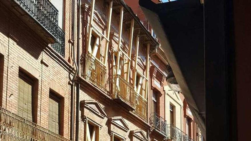 El edificio de la calle La Rúa en ruina, apuntalado.