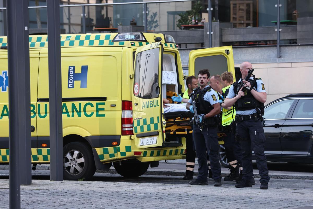 El personal sanitario traslada a uno de los heridos en Copenhague.