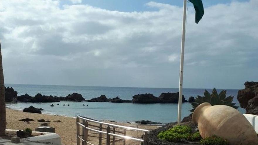 Bandera verde, en la mañana de este jueves en Playa Chica, en Puerto del Carmen.