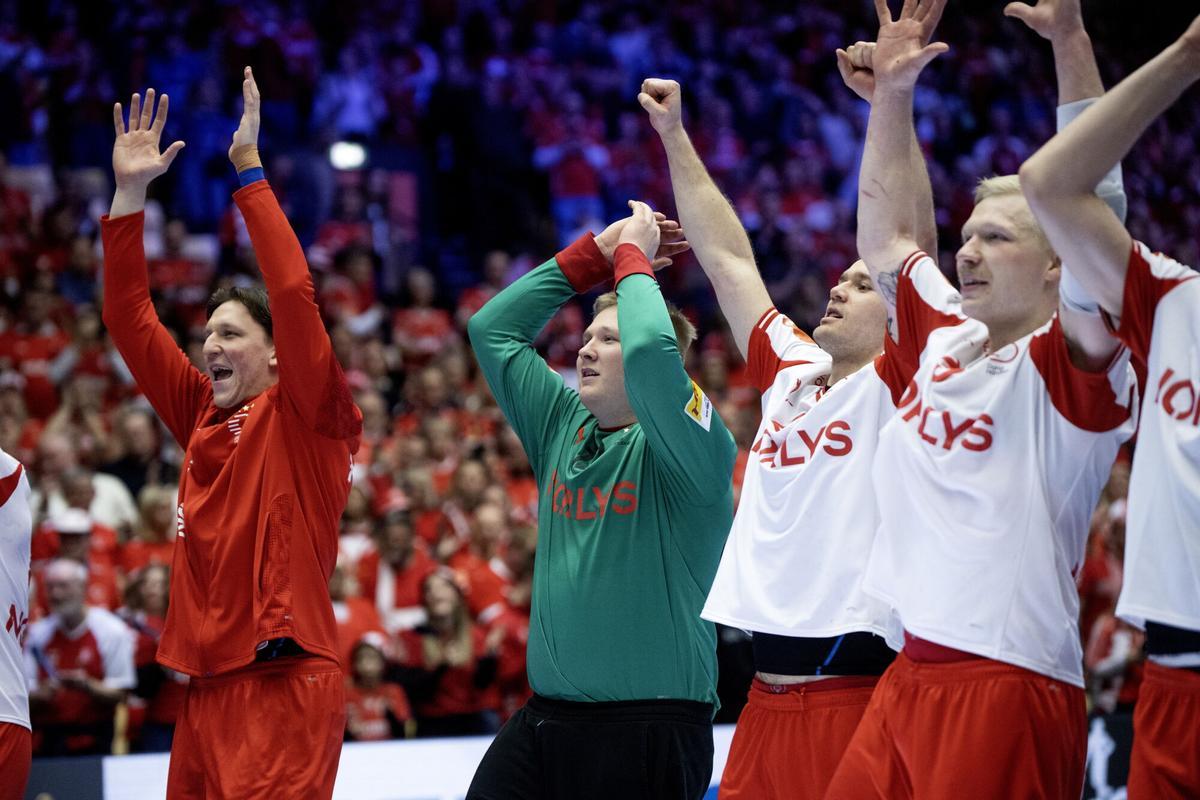 Los jugadores de Dinamarca celebran su pase a la final del Europeo de balonmano
