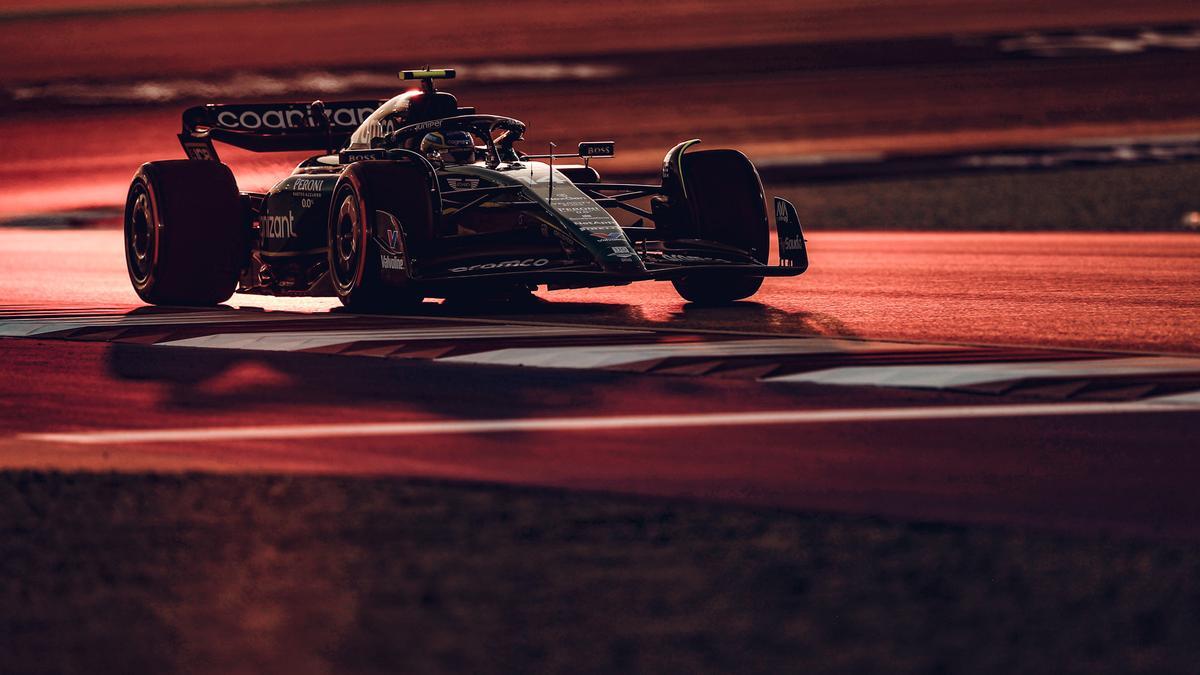 Fernando Alonso rodando al anochecer en Catar