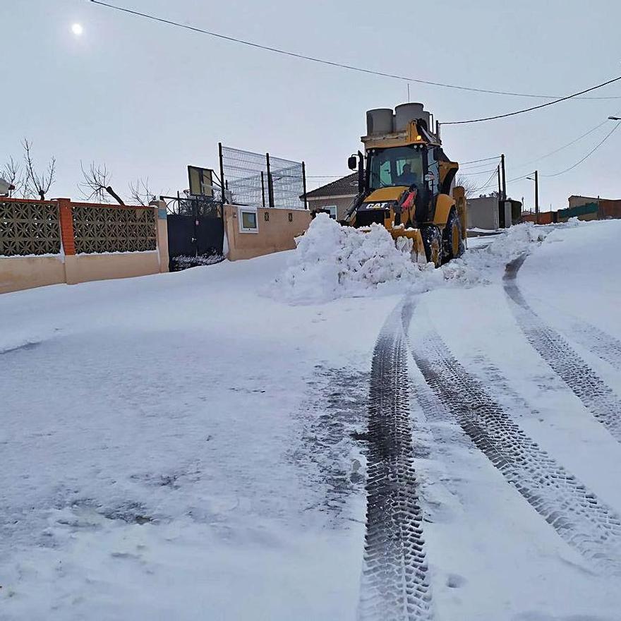 Una máquina limpia de nieve las calles de El Pego.