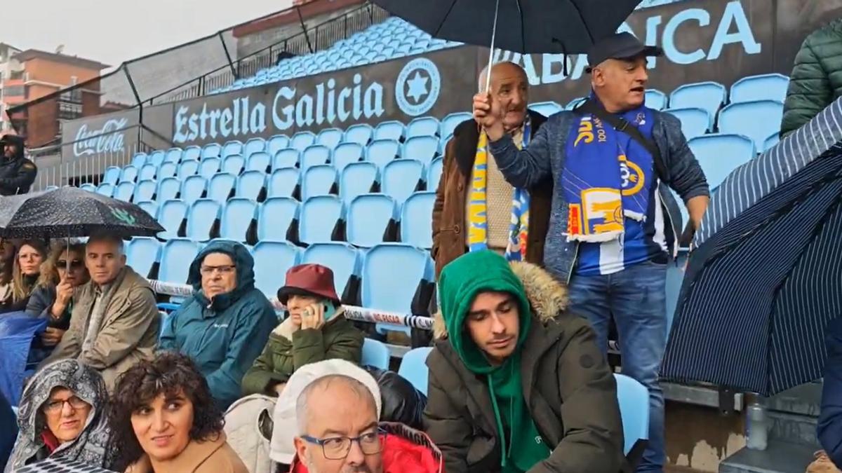 Aficionados de la Ponferradina, bajo la lluvia en Balaídos.