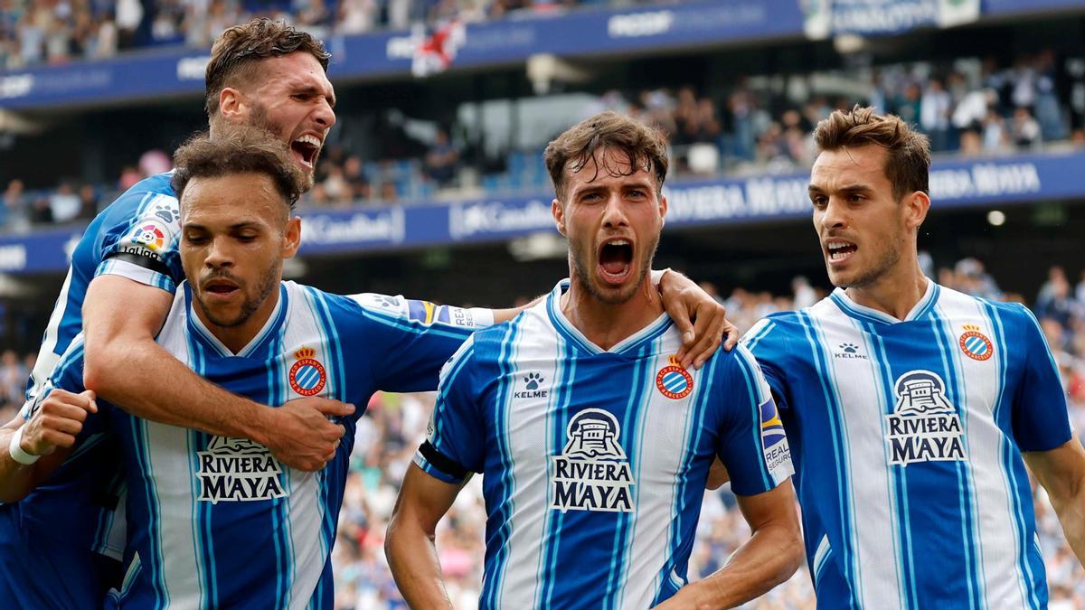 Los futbolistas del Espanyol celebran el gol de Puado ante el Elche