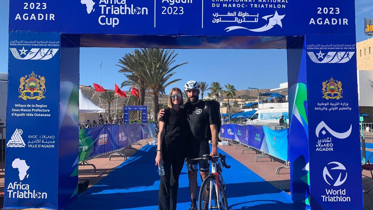 Chente Hernández, con su pareja Tamara Gómez, tras acabar la 2023 Africa Triathlon Cup Agadir