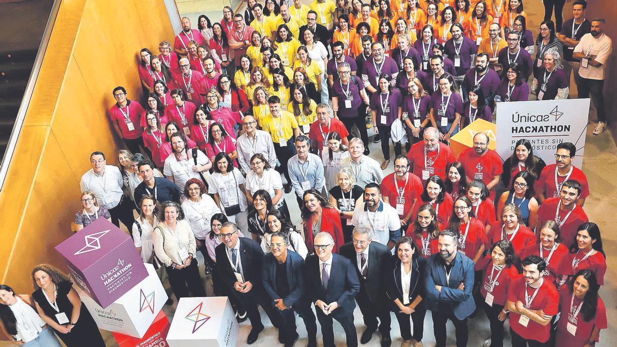 Grupos de trabajo, identificados por camisetas de distintos colores, junto a las autoridades en la inauguración del encuentro.