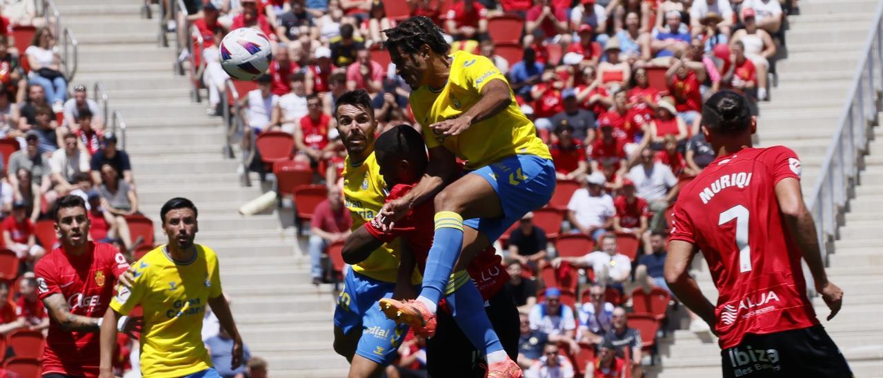 Larin pugna por un balón aéreo ante defensores del Las Palmas