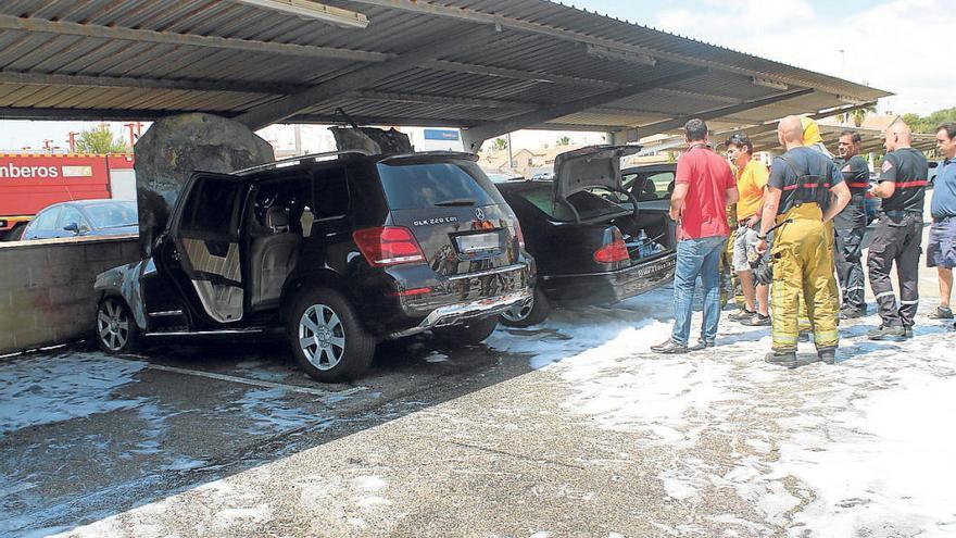 Pegan fuego a tres coches de lujo de la empresa de la exedil Meroño a plena luz del día