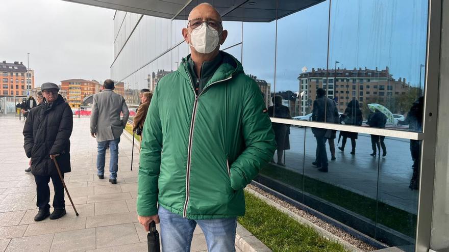 José Luis Costoya, junto a una de las puertas de acceso al HUCA, en Oviedo.  |