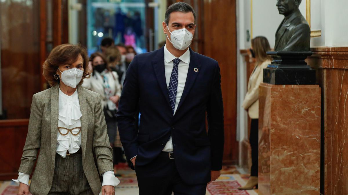 El presidente del Gobierno, Pedro Sánchez, y la vicepresidenta primera, Carmen Calvo.