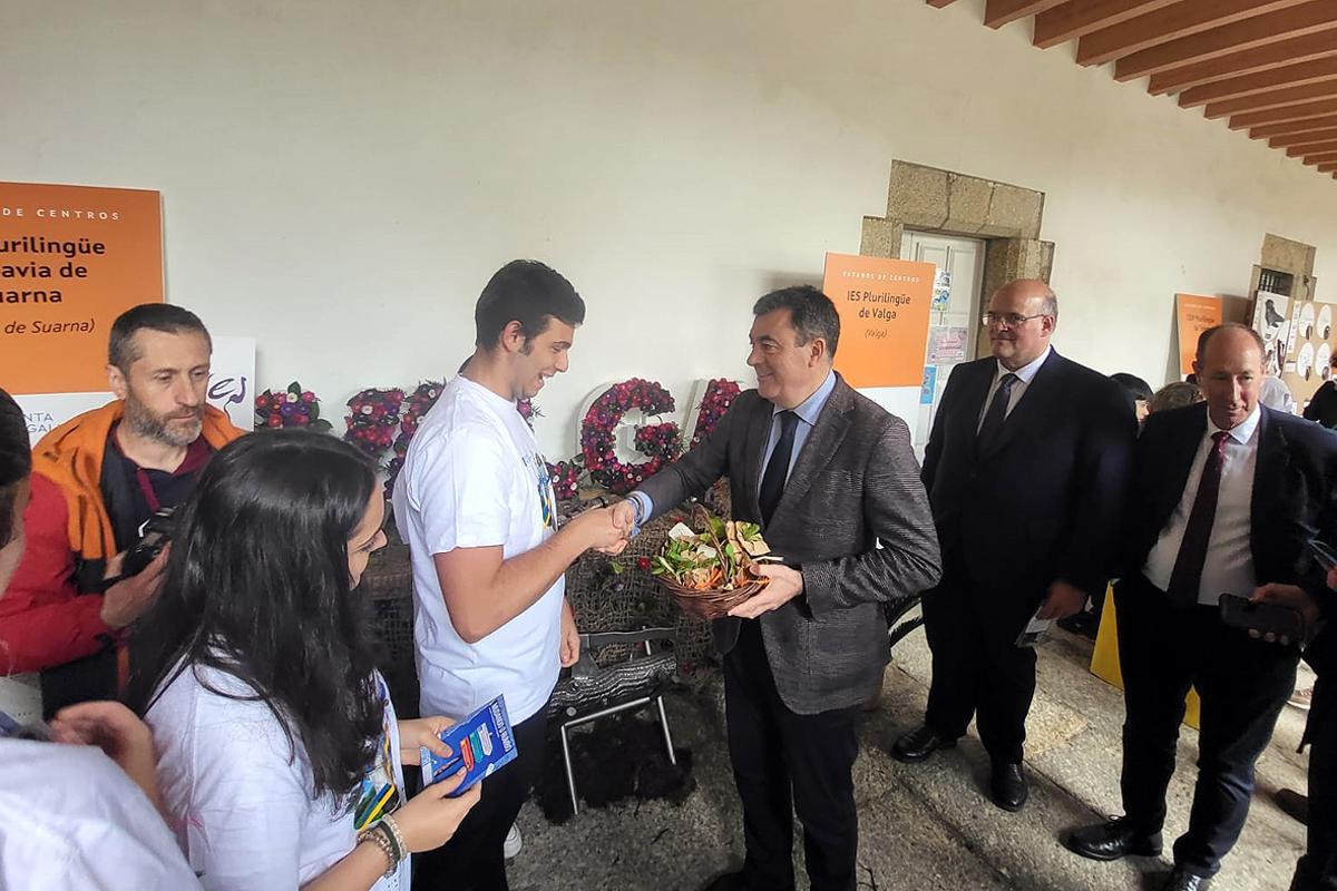 El conselleiro de Educación, Ciencia, Universidades e FP, Román Rodríguez, arropó a la delegación valguesa.