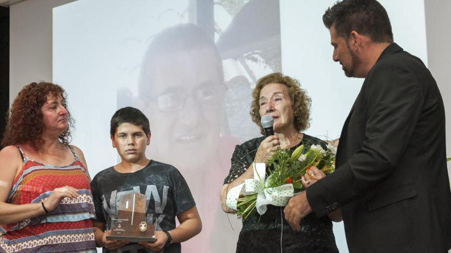 D&#039;esquerra a dreta, Teresa Roca, vídua de l&#039;agent homenatjat, el seu fill Dídac, la mare del policia local, Mari Yugüero, i l&#039;alcalde, Joan Torres