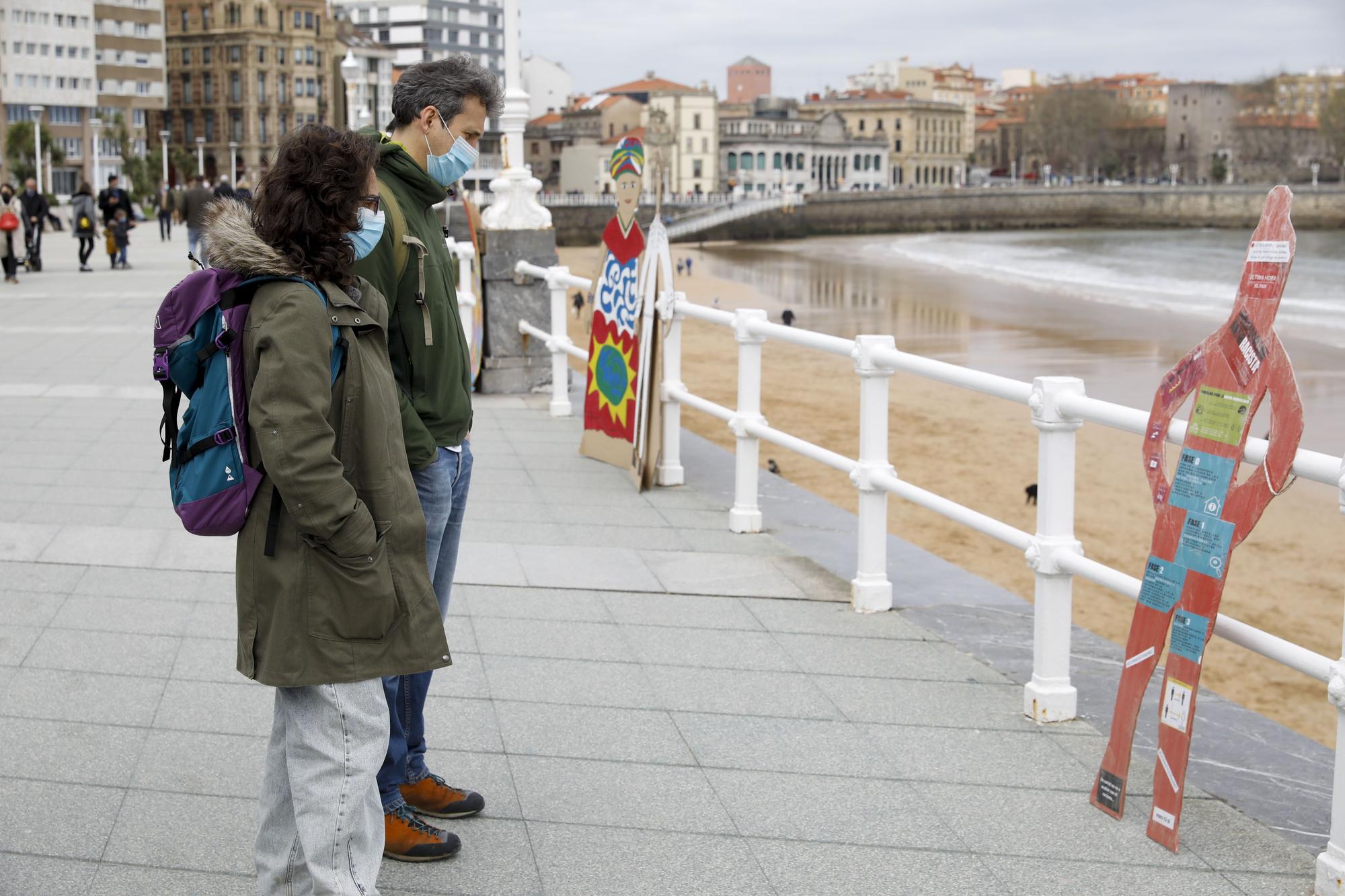 Cadena humana en Gijón en contra del racismo