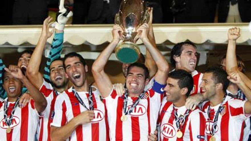 Los jugadores del Atlético de Madrid recogen el título de la Supercopa de Europa, el pasado mes de agosto, en Mónaco.