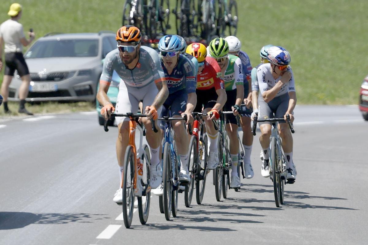 El ciclista italiano Filippo Ganna (en primer plano), del Netcompany Ineos Cycling Team, y el ciclista británico Tom Pidcock (derecha), del Pinarello-Q36.5 Pro Cycling Team, en acción durante la 17.ª etapa del Tour de Francia. El ciclista italiano Filippo Ganna (en primer plano), del Netcompany Ineos Cycling Team, y el ciclista británico Tom Pidcock (derecha), del Pinarello-Q36.5 Pro Cycling Team, en acción durante la 17.ª etapa del Tour de Francia.