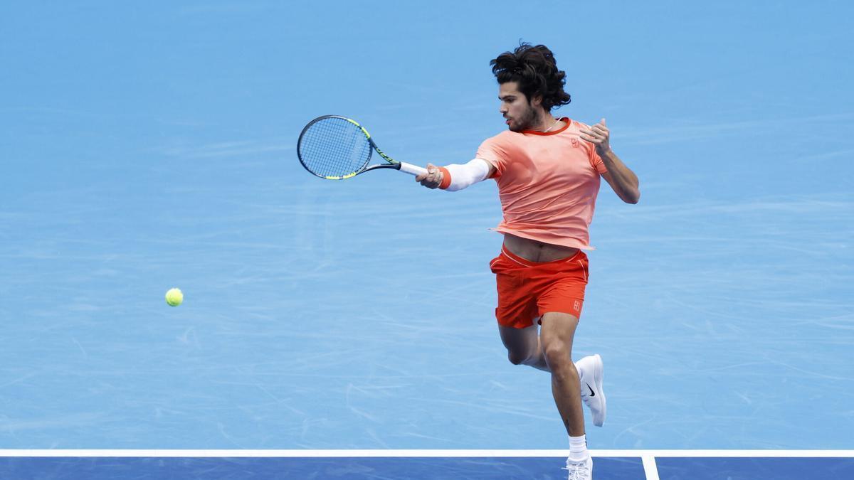 TOKYO (Japan), 04/10/2026.- Carlos Alcaraz of Spain in action against Denis Shapovalov of Canada during his quarterfinal match of the Japan Open tennis tournament at Ariake Colosseum in Tokyo, Japan, 04 October 2026. (Tenis, Japón, España, Tokio) EFE/EPA/KIYOSHI OTA