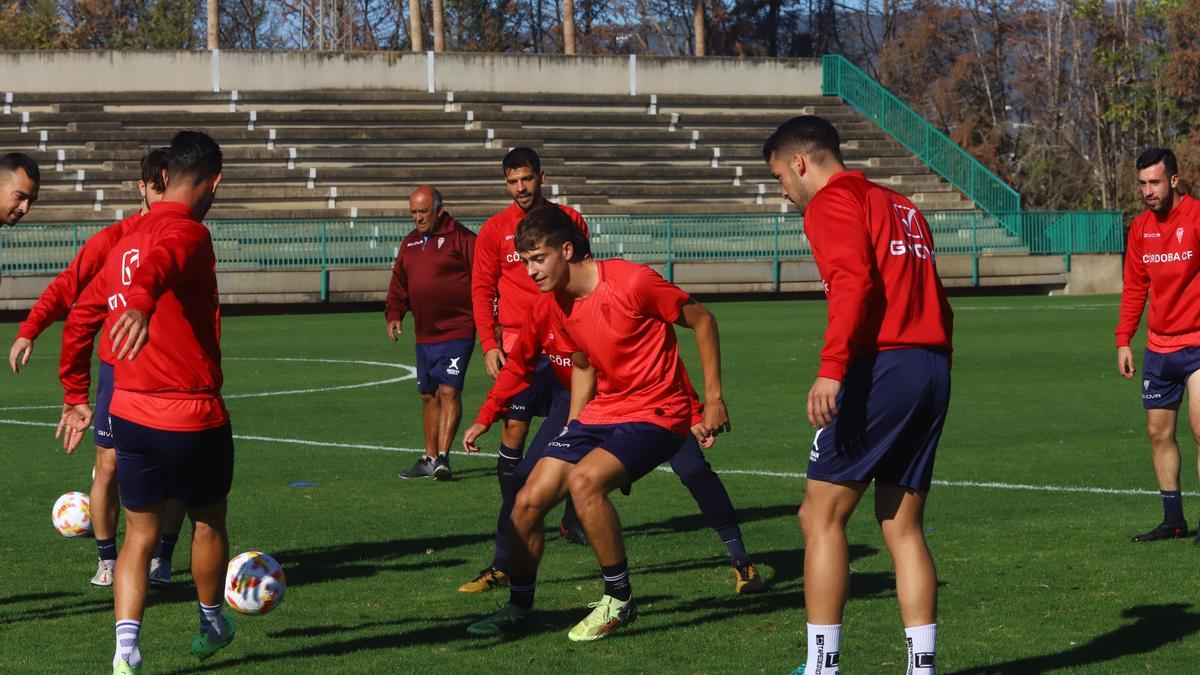 Jan Reixach, en el centro de la imagen, en un entrenamiento esta semana en la Ciudad Deportiva.