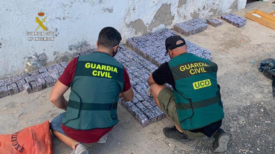 Agentes de la Guardia Civil intervienen 350 kilos de hachís.