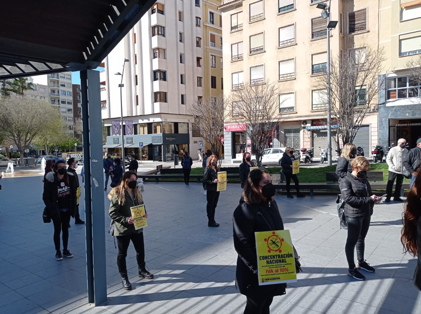 Protesta de los peluqueros en Alicante para reclamar la bajada del IVA