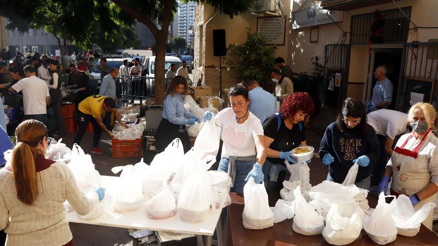 Reparto de comida en un comedor social de Málaga.