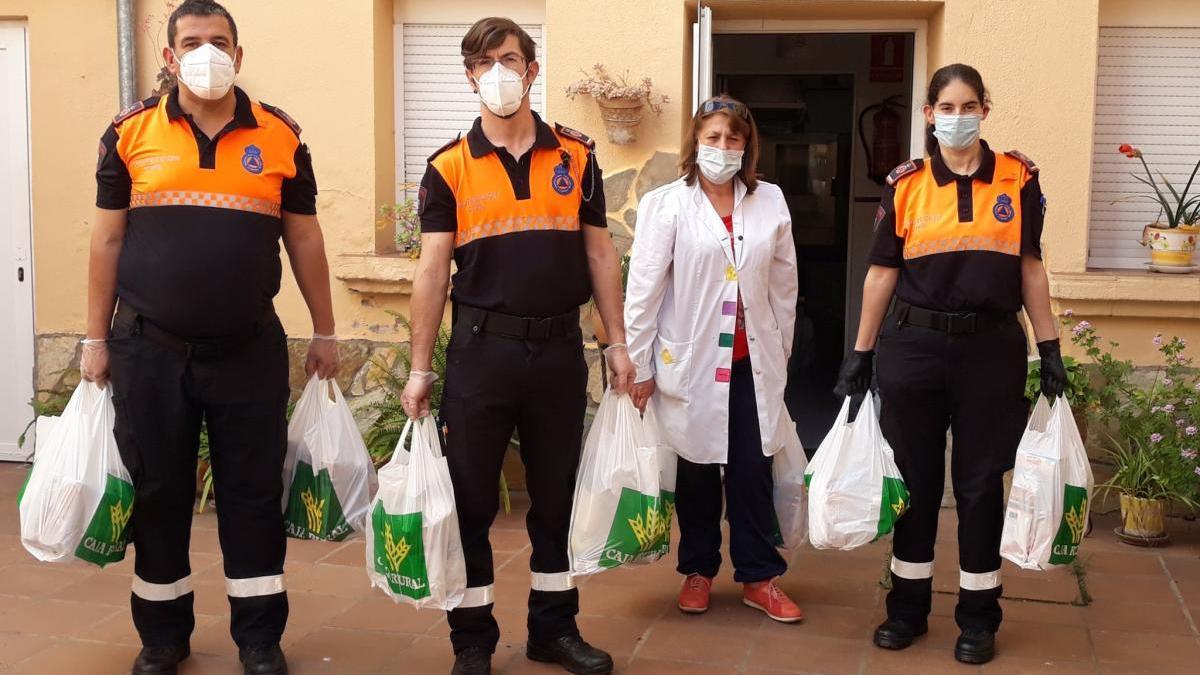 Voluntarios de Protección Civil de Zamora reciben las bolsas de comida de un comedor social para repartirlas a sus beneficiarios.