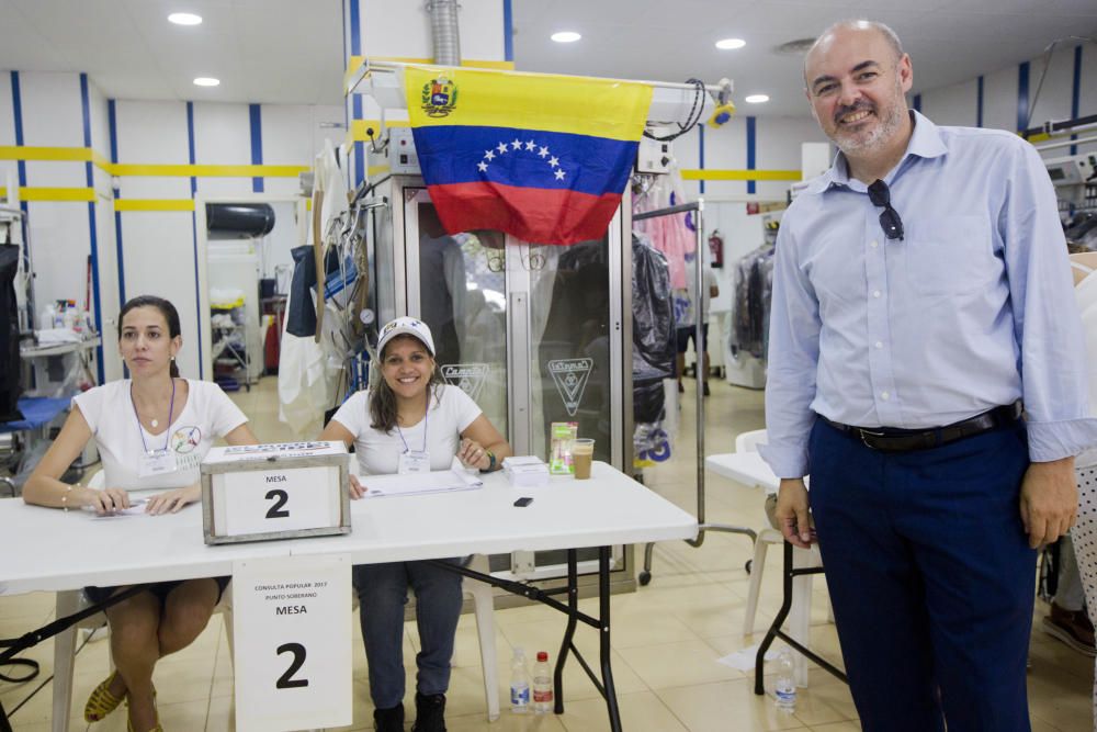 Colas en València  para frenar a Maduro