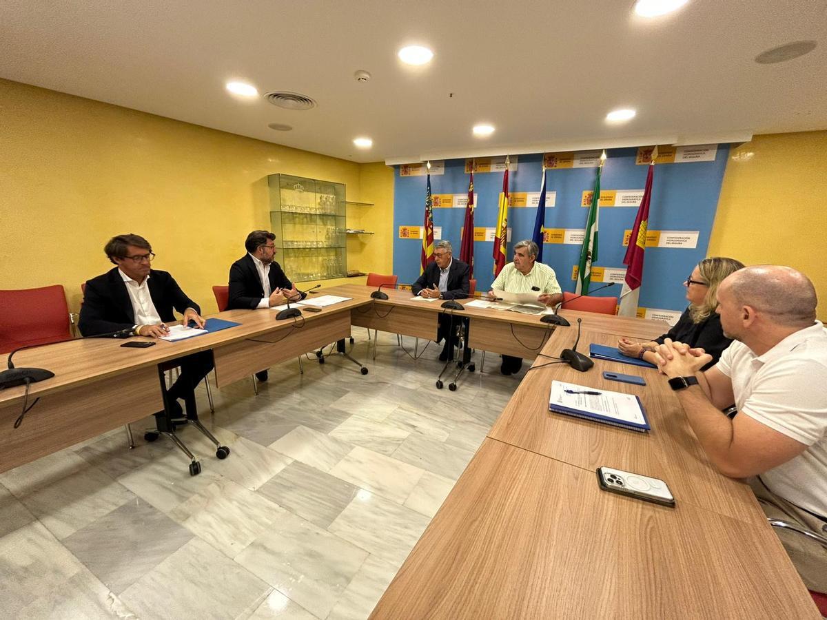 Reunión del presidente de la CHS con representantes municipales y de Aigües d'Elx