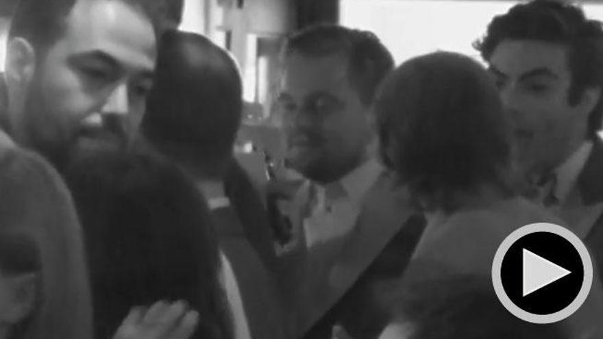 Leonardo DiCaprio, momentos antes del olvidar su premio