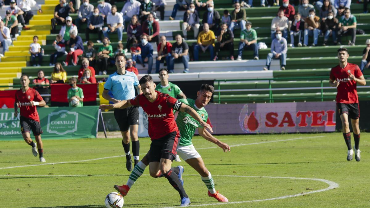 Yeray González, en una disputa por el balón en el encuentro ante el Cacereño en el estadio Príncipe Felipe.