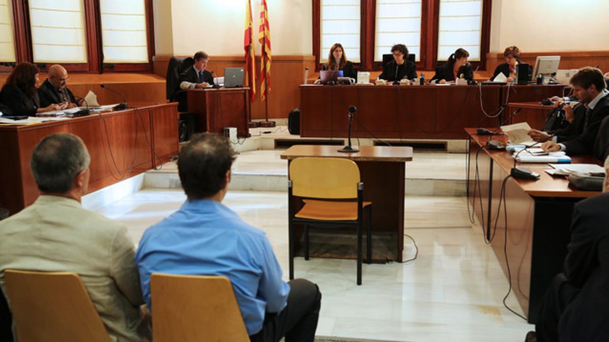 Los acusados por la trama de corrupción policial y de prostitución del Saratoga y el Riviera (en las dos primeras filas) durante el juicio en la Audiencia, el pasado lunes.