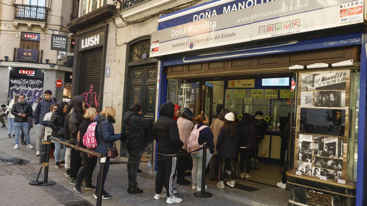 Largas colas a las puertas de la administración de lotería &quot;Doña Manolita&quot; en la Calle del Carmen en Madrid.