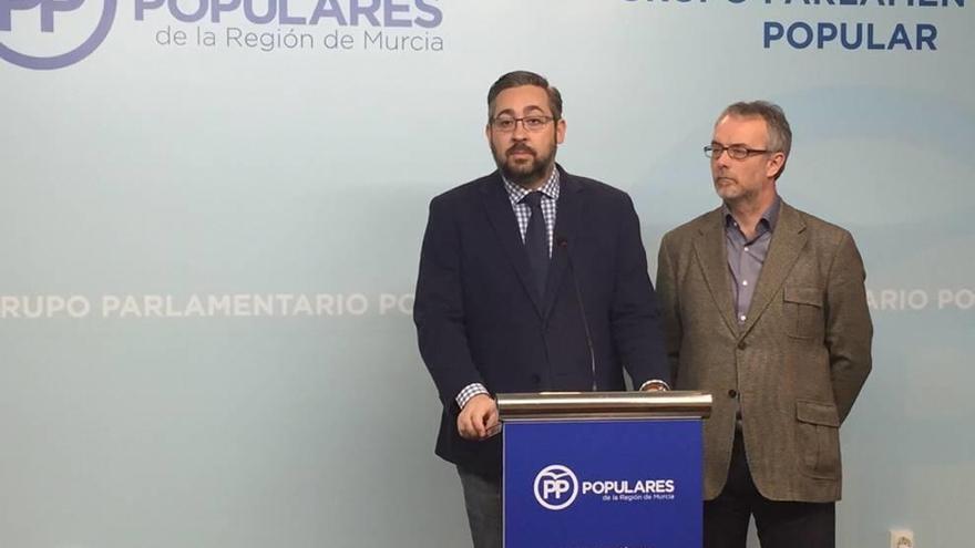 Los diputados del PP Víctor Martínez y Domingo Segado.