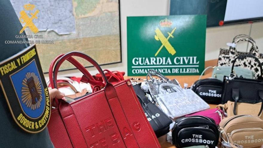 Intervenen en un establiment de roba de la Seu d'Urgell 39 bosses falsificades valorades en més d'11.000 euros