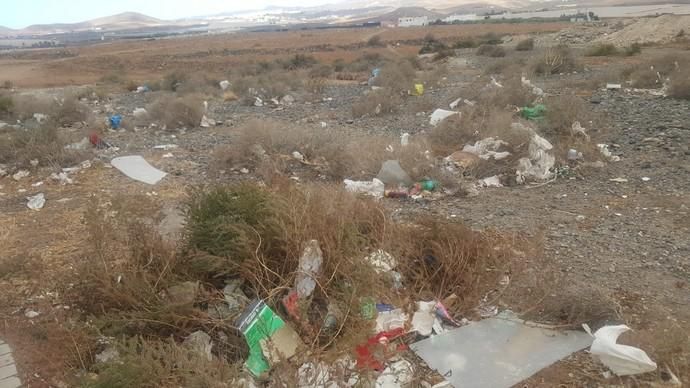 Ojos de Garza llena de basura