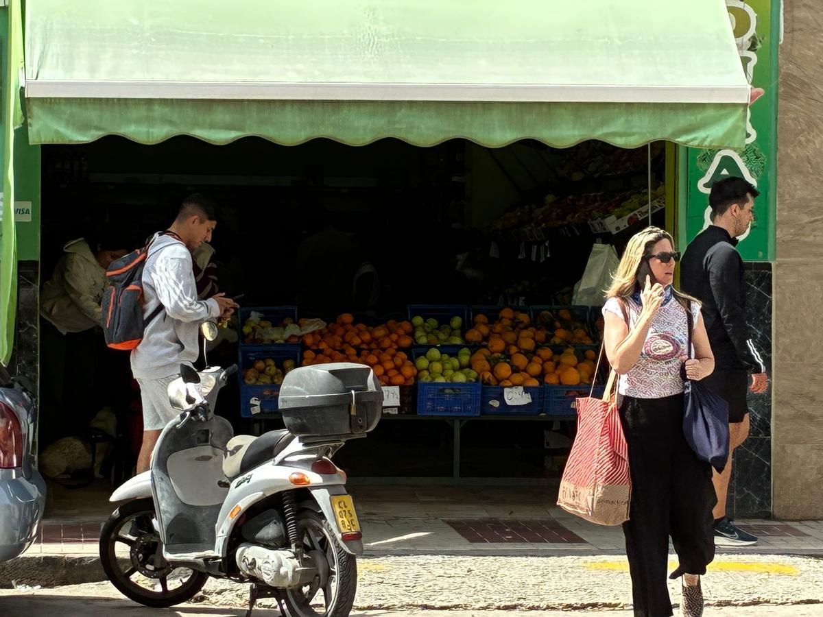 Una frutería en la calle Frigiliana.
