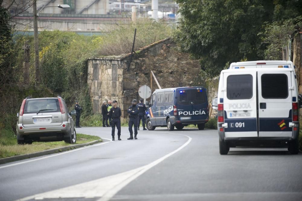 Varias unidades policiales realizaron un importante despliegue en las viviendas de San José, situadas entre los concellos de A Coruña y Arteixo, durante una investigación contra el tráfico de drogas.