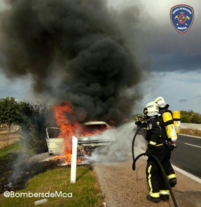 Un coche arde en la autopista de Inca-Palma