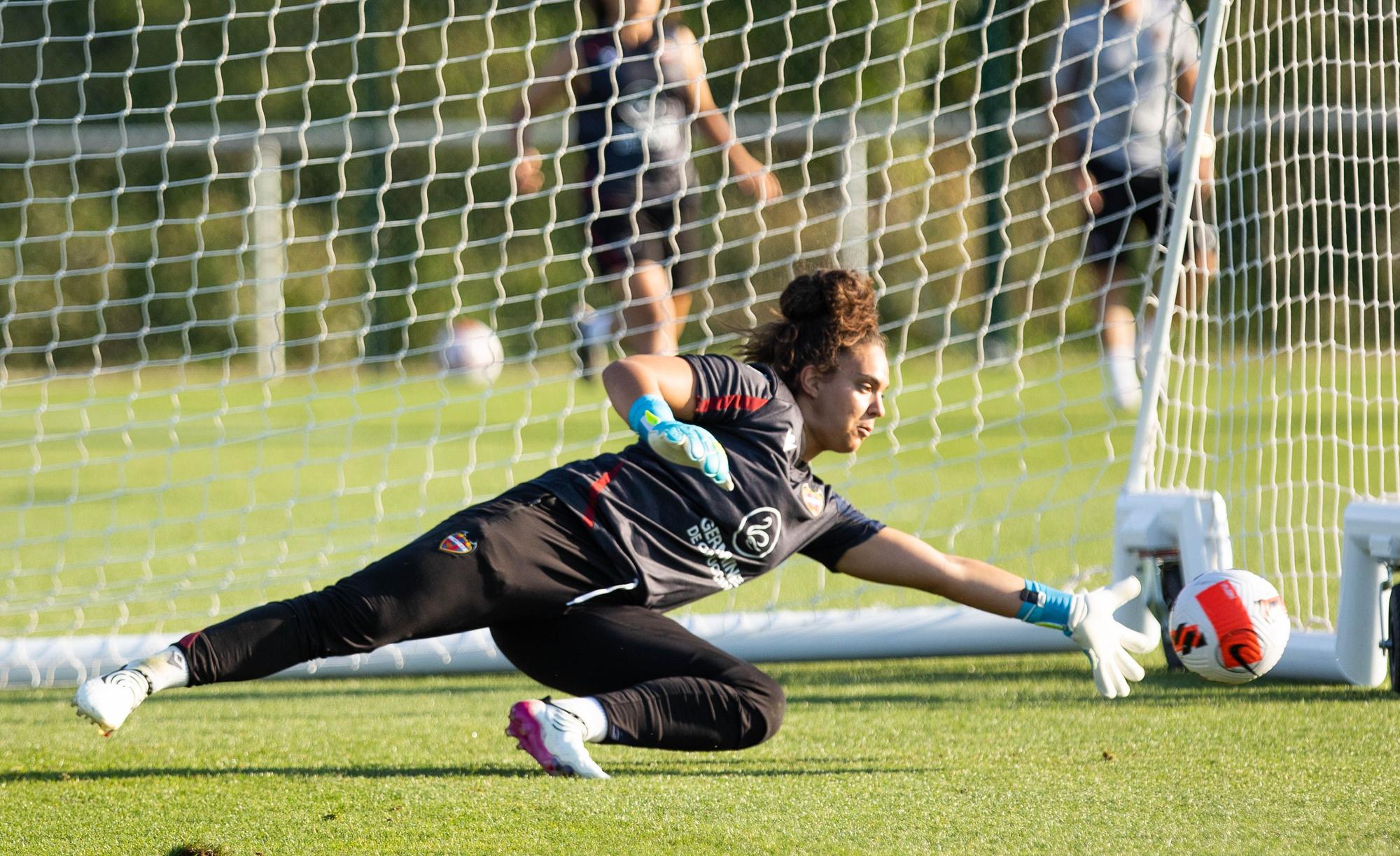 Último entrenamiento del Levante Femenino antes de medirse al Lyon en Champions