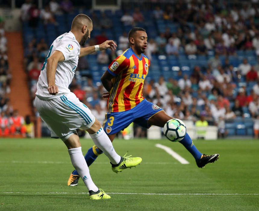 Instantes del partido disputado ayer entre el Valencia CF y el Real Madrid.