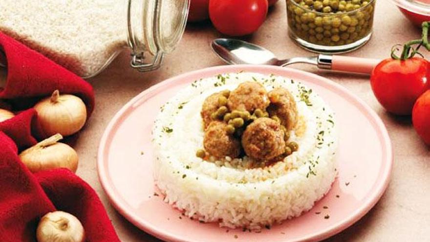 Albóndigas con guarnición de arroz.