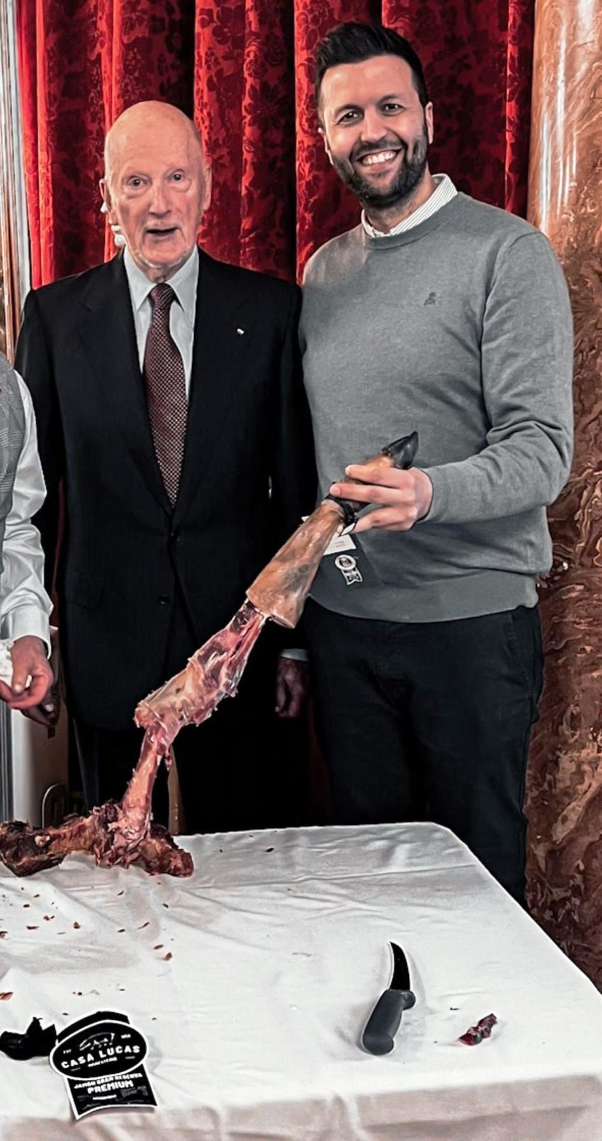 El monarca búlgaro y Antonio hidalgo mostrando los restos del jamón que se sirvió en la recepción