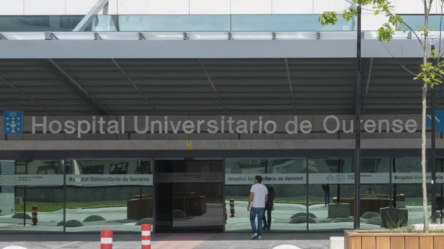 Entrada del Hospital Universitario de Ourense (archivo) // Enzo Sarmiento