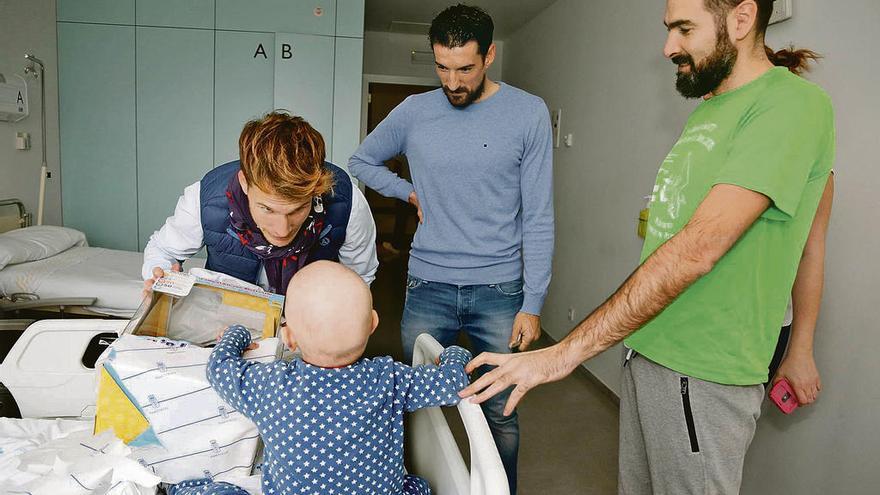 Susaeta se agacha para hablar con un niño en presencia de Toché y de un familiar, ayer.