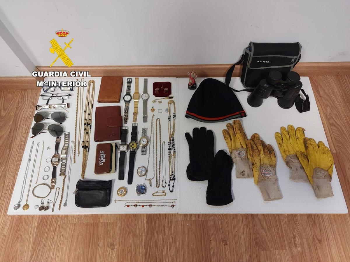Diversos objetos recuperados por la Guardia Civil