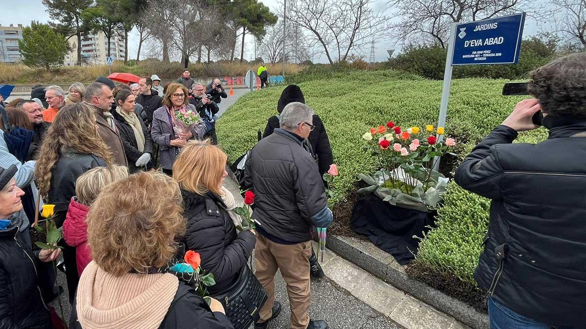 Vecinos de Torre Sana (Terrassa) depositan rosas en los Jardines de Eva Abad, víctima de violencia machista. DLF
