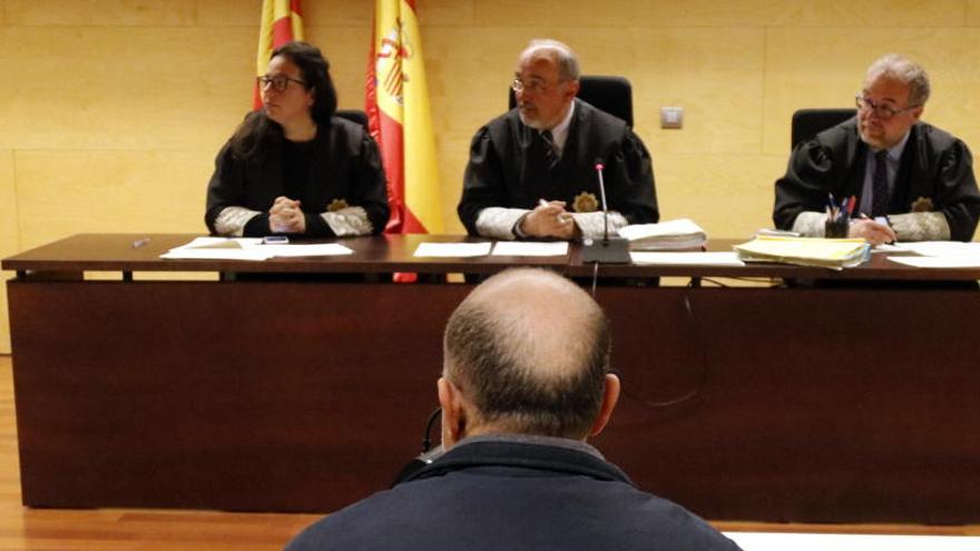 Jutgen un acusat que va entrar en una sala de jocs amb 600 euros falsos a Salt