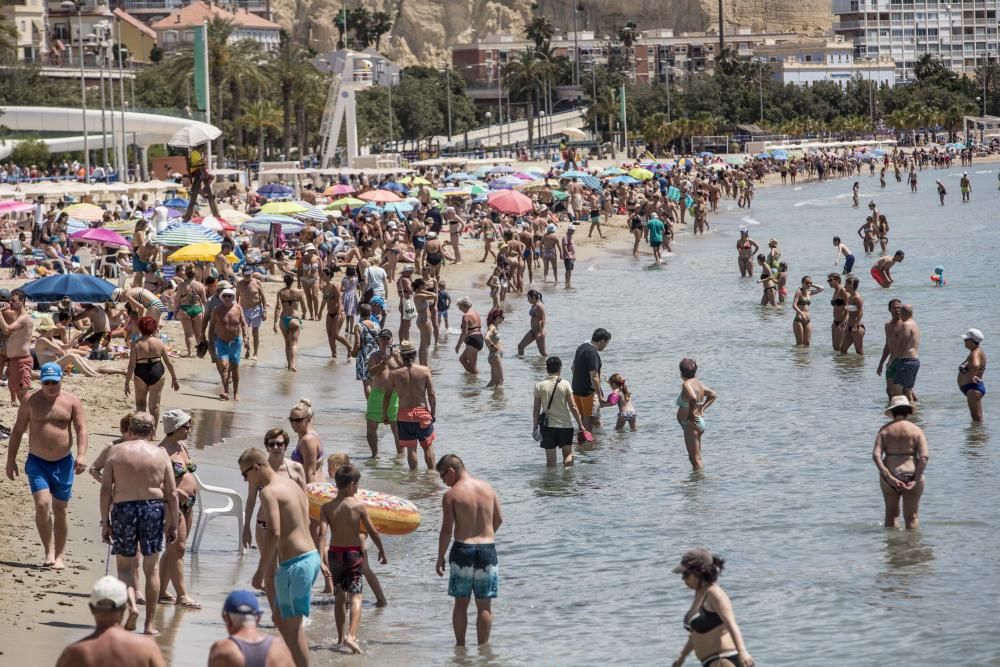 La playa del Postiguet, llena por las altas temperaturas